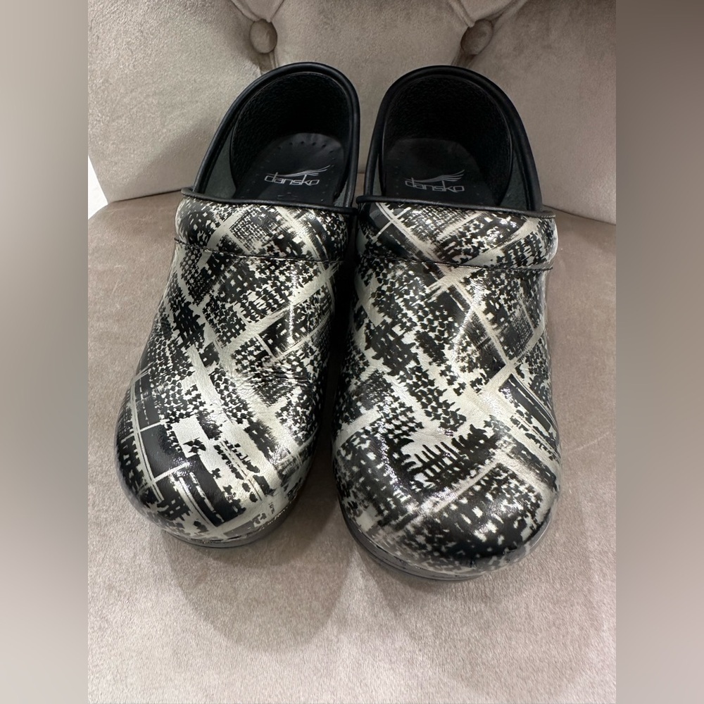 Dansko Metallic Block Print Patent Leather Clogs Black Silver Workwear Sz 36 / 6